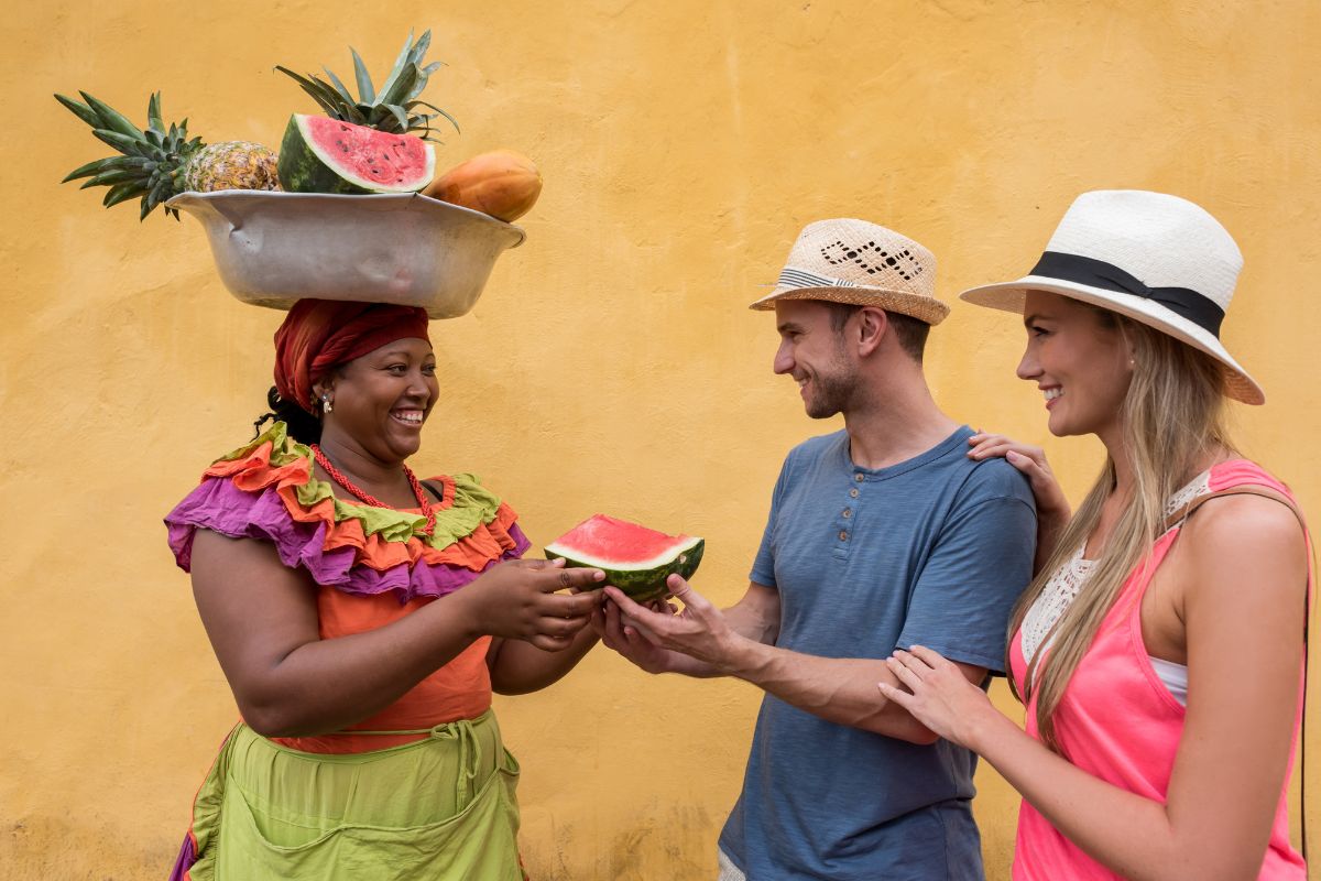 Palenquera compartiendo frutas Cartagena