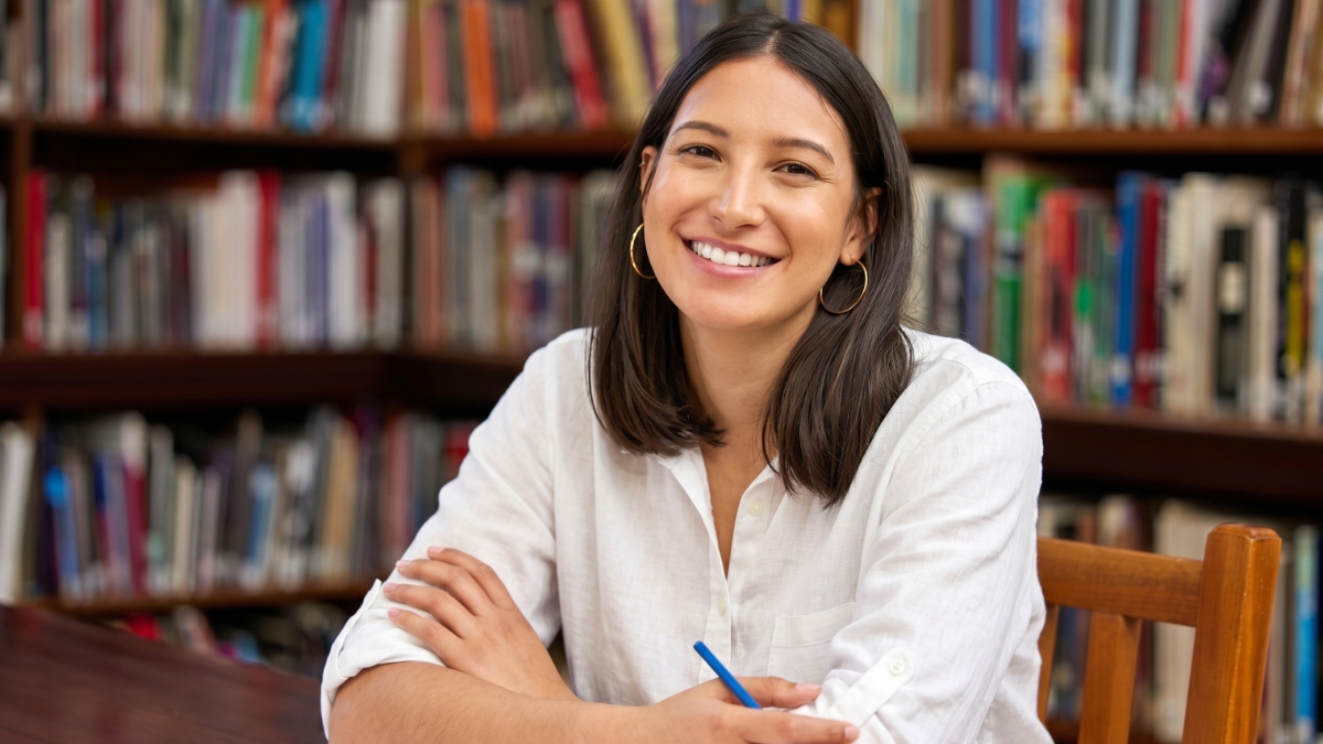 Joven colobiana aprendiendo Inglés en Cartagena de indias